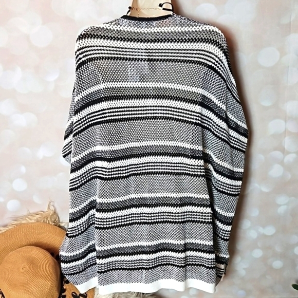 Eight Eight | Black and White Cotton Oversized Shrug Poncho - Picture 4 of 9